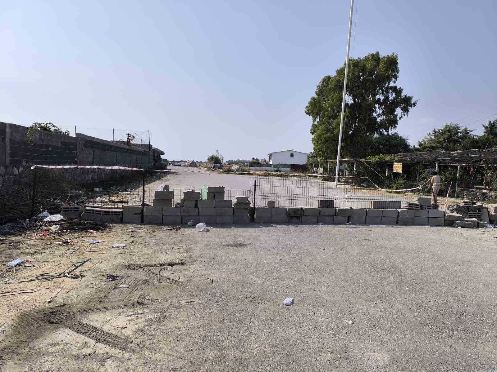 İş yerine ruhsat verilmeyince yolu kapattı: "Burada yol diye bir şey yok, burası bizim arsamızın içinde"