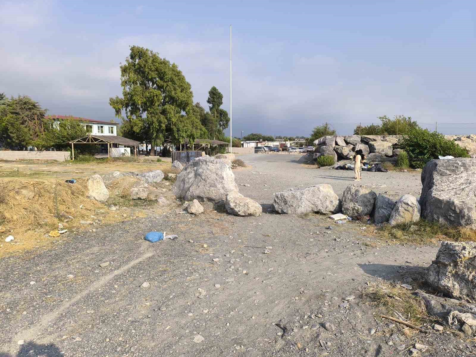İş yerine ruhsat verilmeyince yolu kapattı: "Burada yol diye bir şey yok, burası bizim arsamızın içinde"