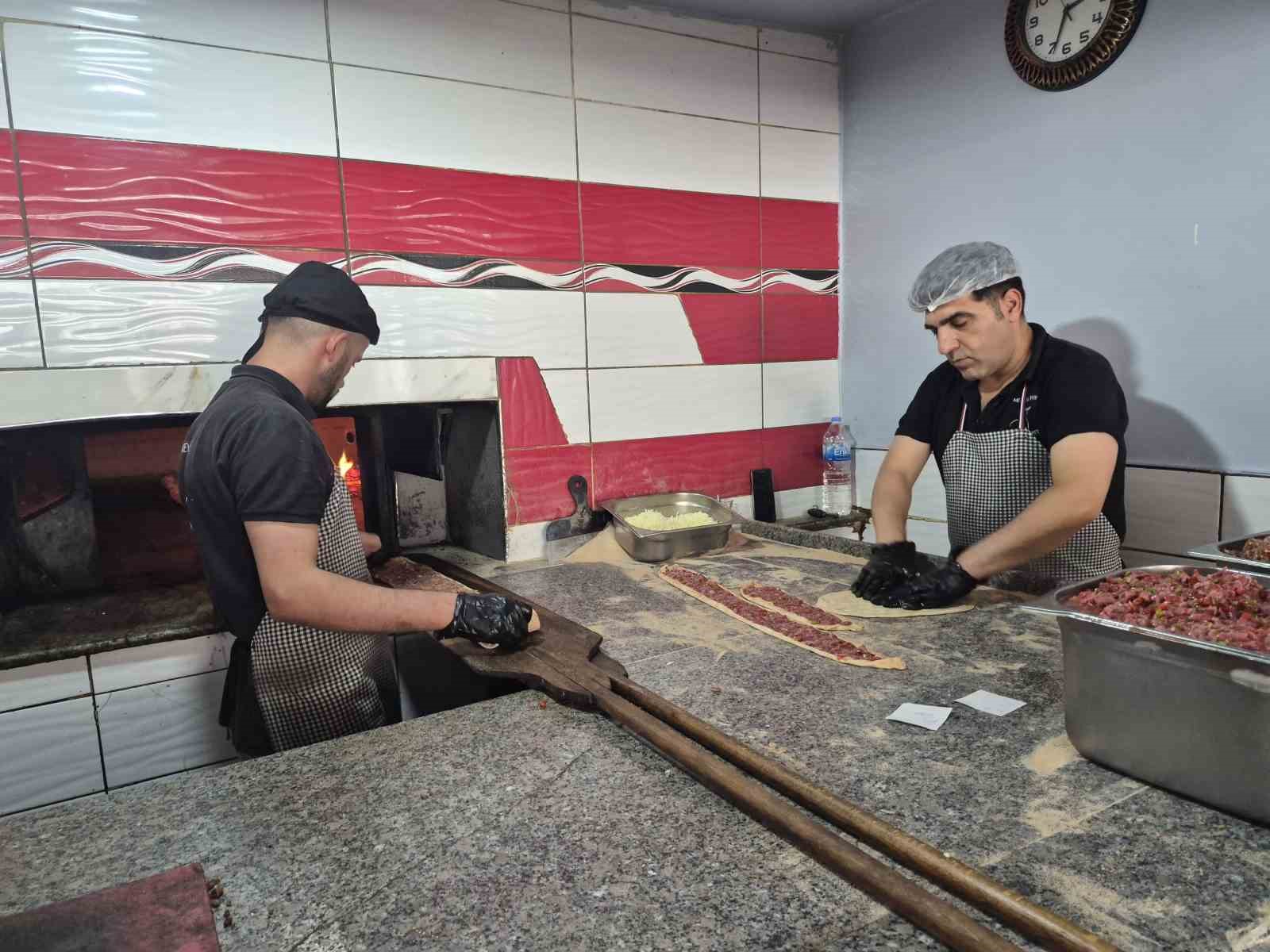 300 derecelik fırına aldırış etmeden 12 saat boyunca mesleklerini sürdürüyorlar