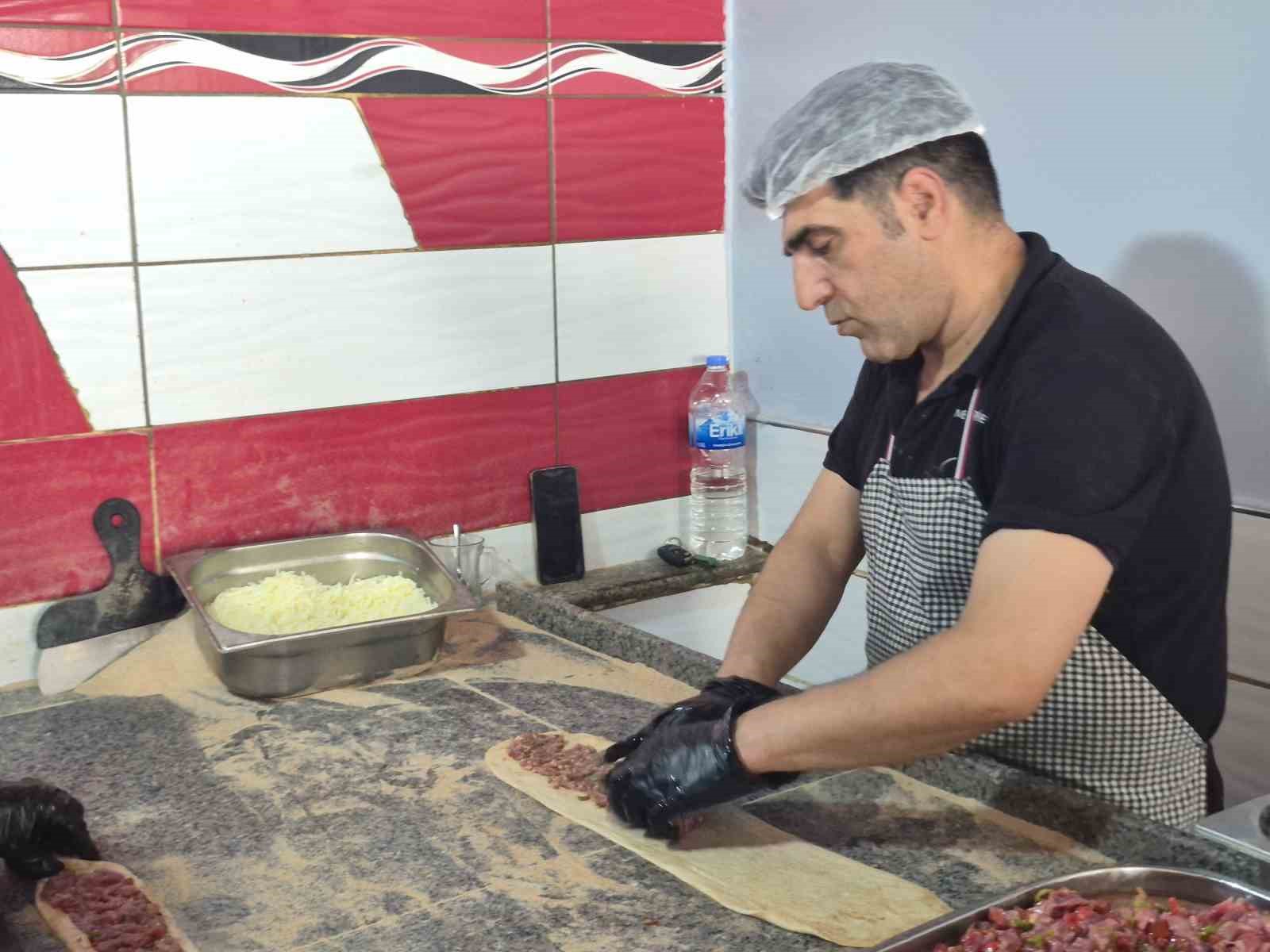 300 derecelik fırına aldırış etmeden 12 saat boyunca mesleklerini sürdürüyorlar
