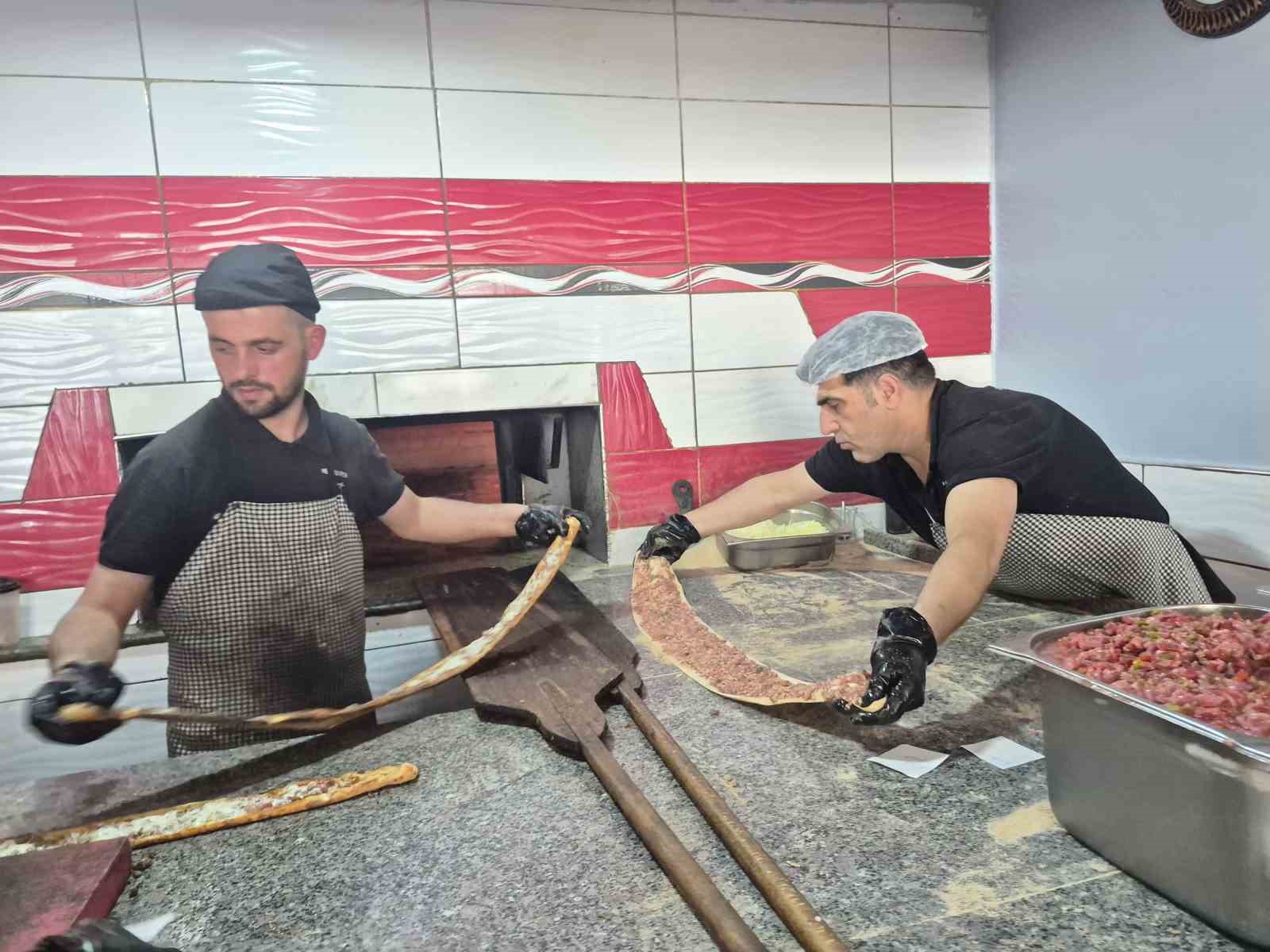 300 derecelik fırına aldırış etmeden 12 saat boyunca mesleklerini sürdürüyorlar