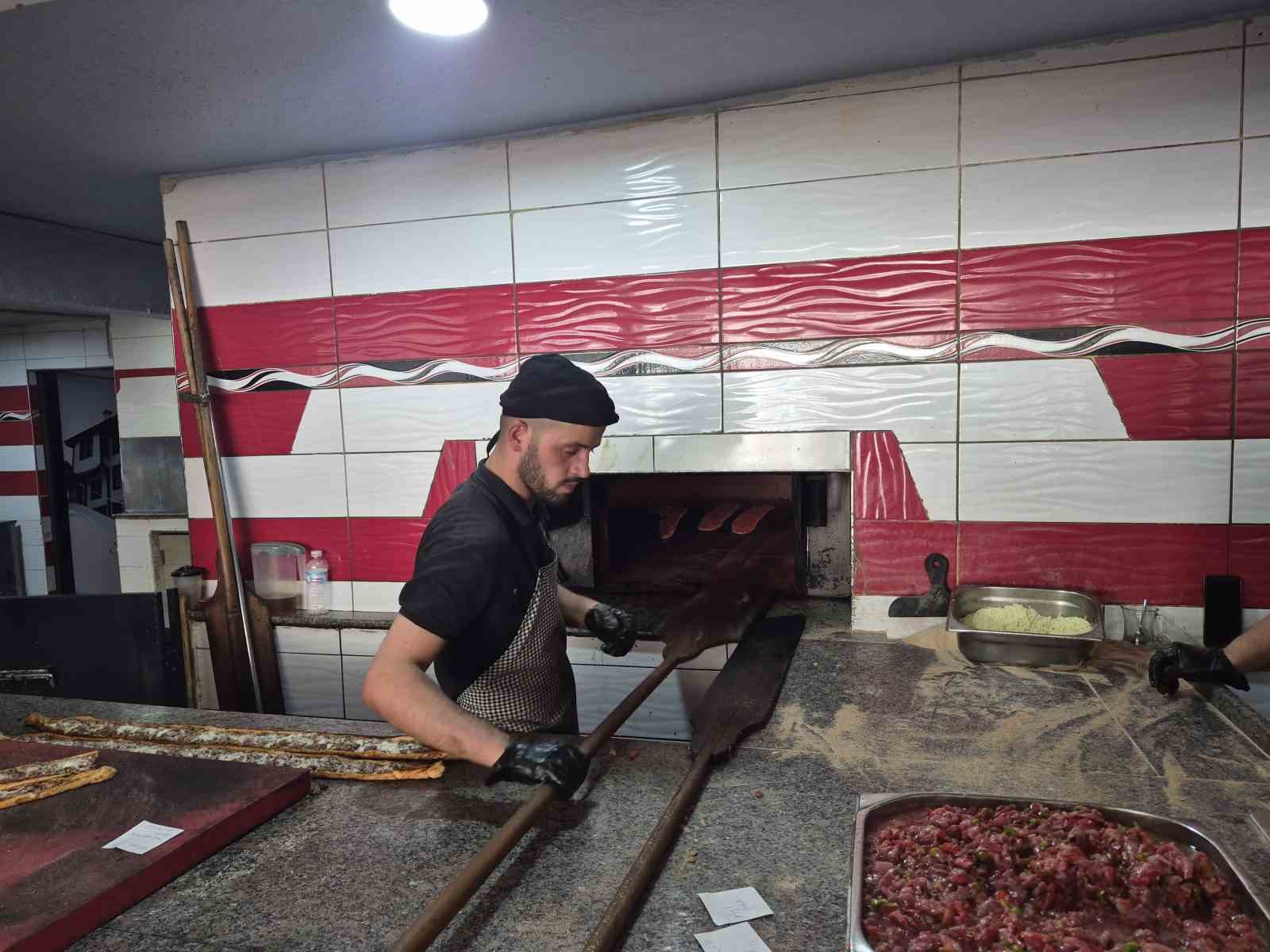 300 derecelik fırına aldırış etmeden 12 saat boyunca mesleklerini sürdürüyorlar