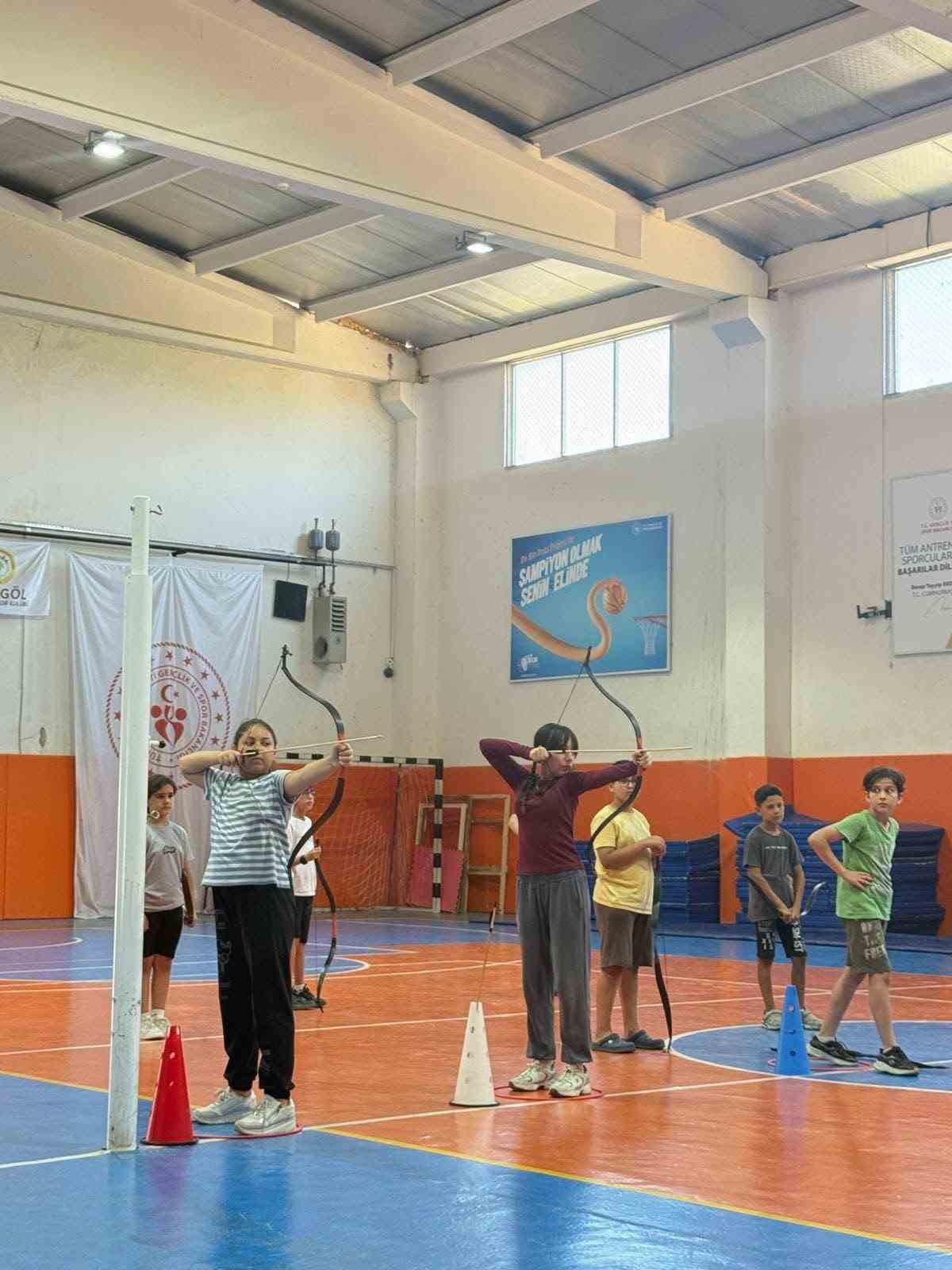 Sarıgöllü okçular hedefi şaşırmıyor
