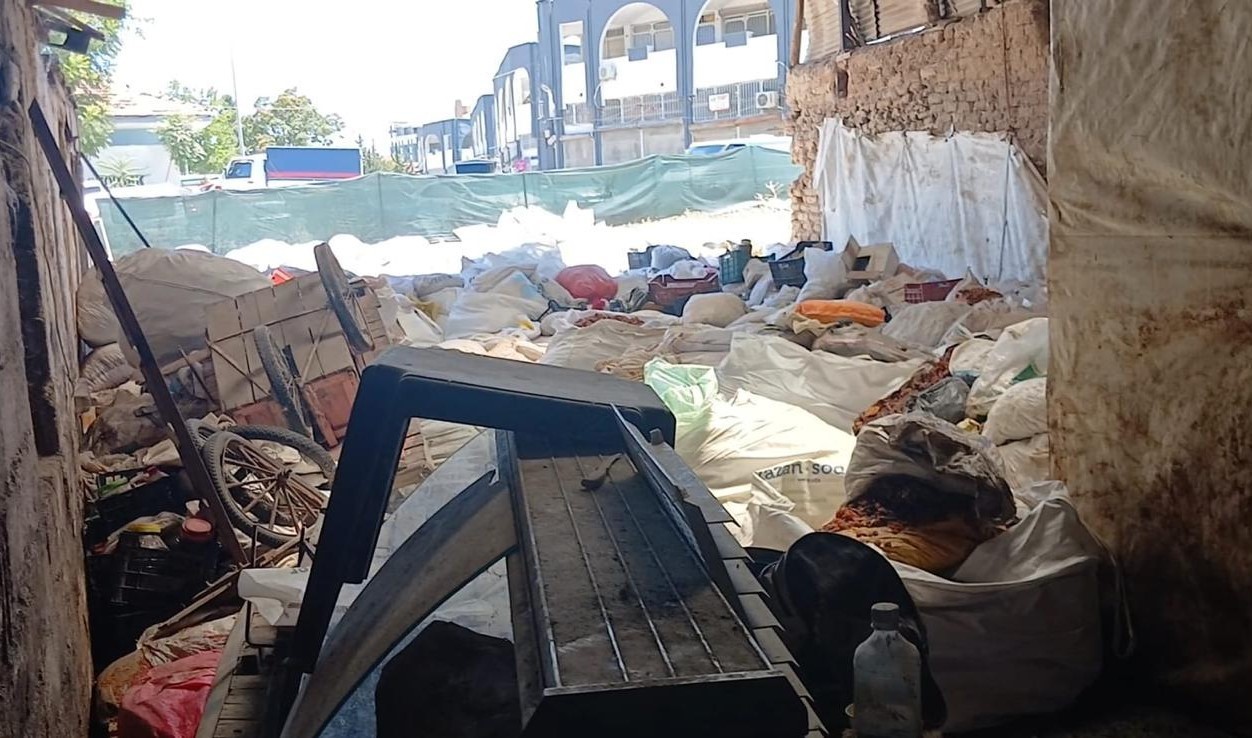Malatya’da halk sağlığını tehdit eden ruhsatsız kayısı deposuna mühür