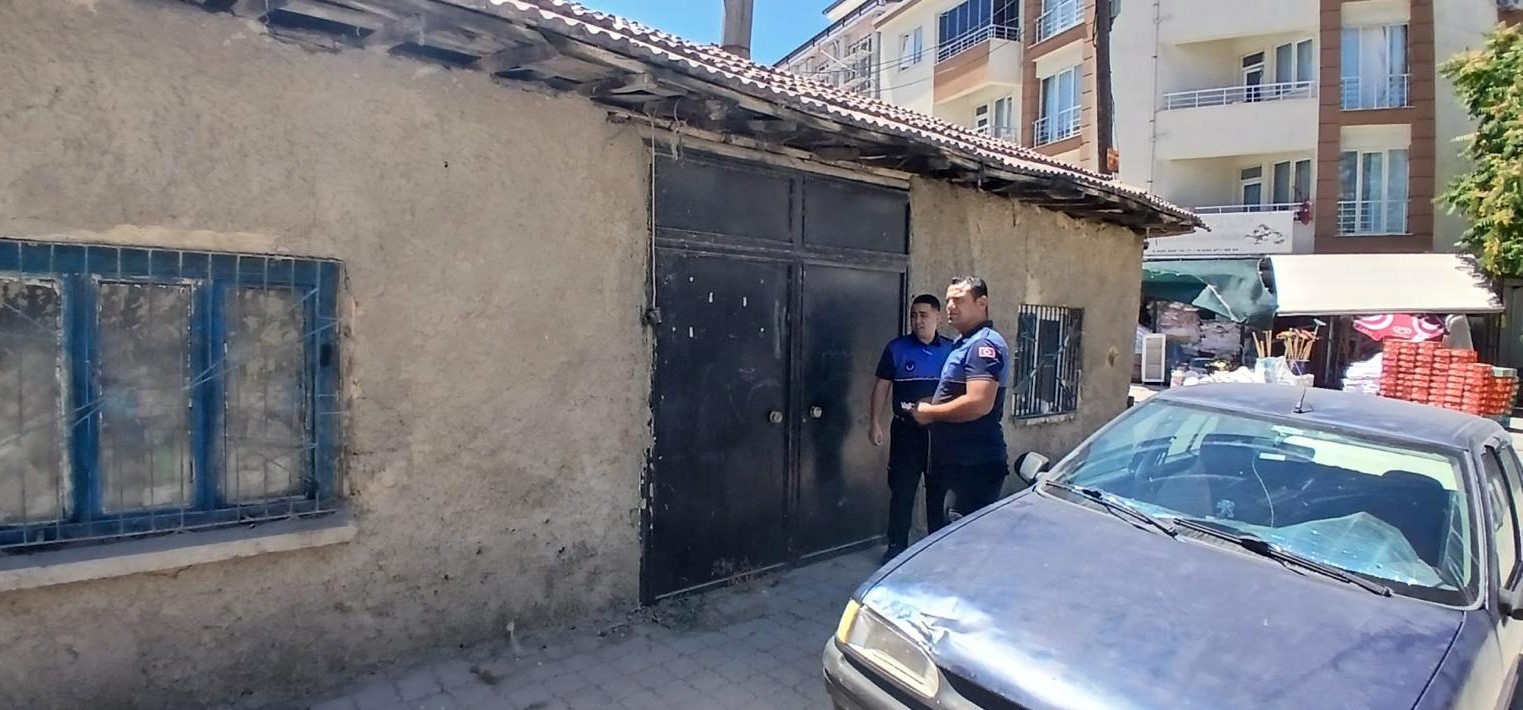Malatya’da halk sağlığını tehdit eden ruhsatsız kayısı deposuna mühür