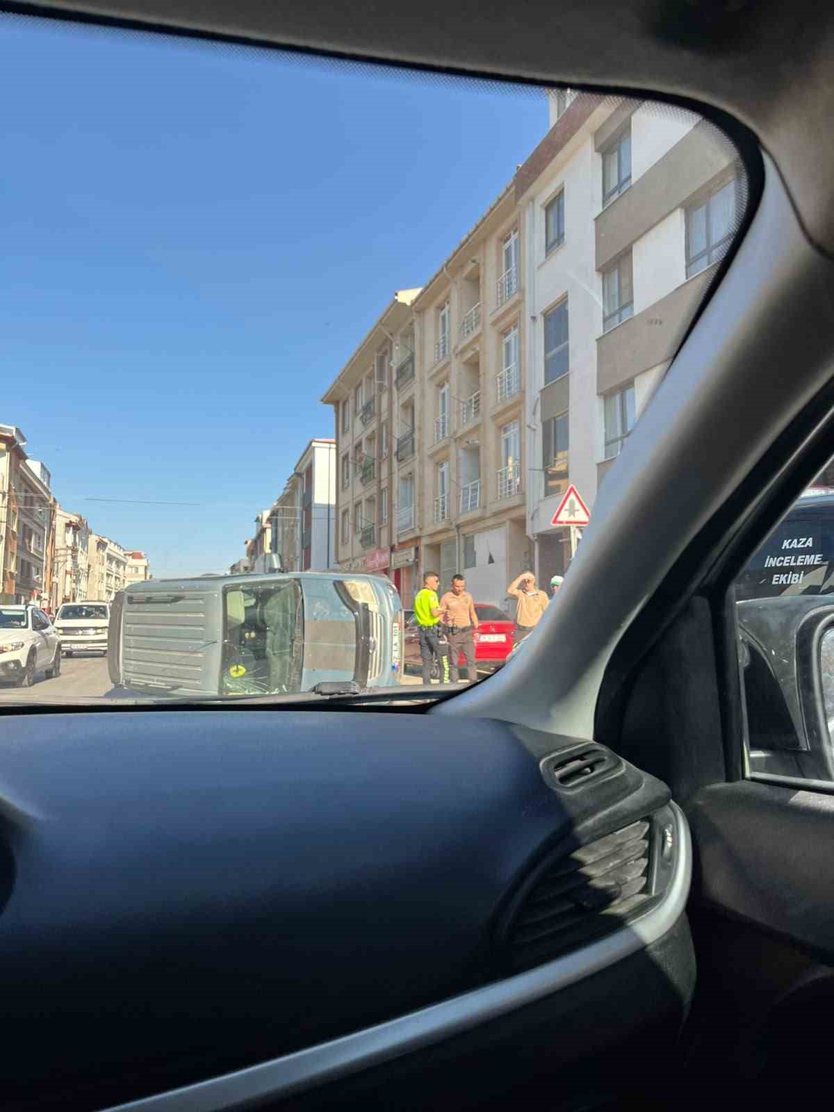 Eskişehir’de kaza yapan hafif ticari araç yan yattı: 3 yaralı