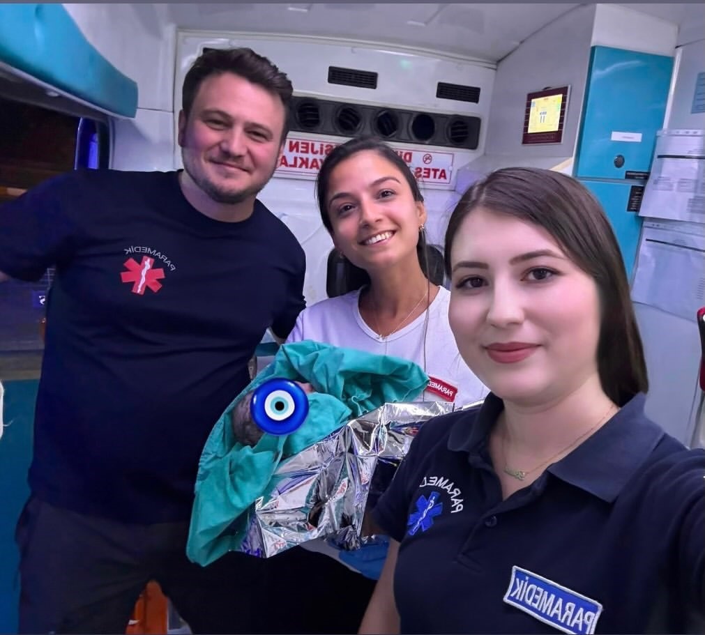 Sabırsız minik, dünyaya gözlerini ambulansta açtı