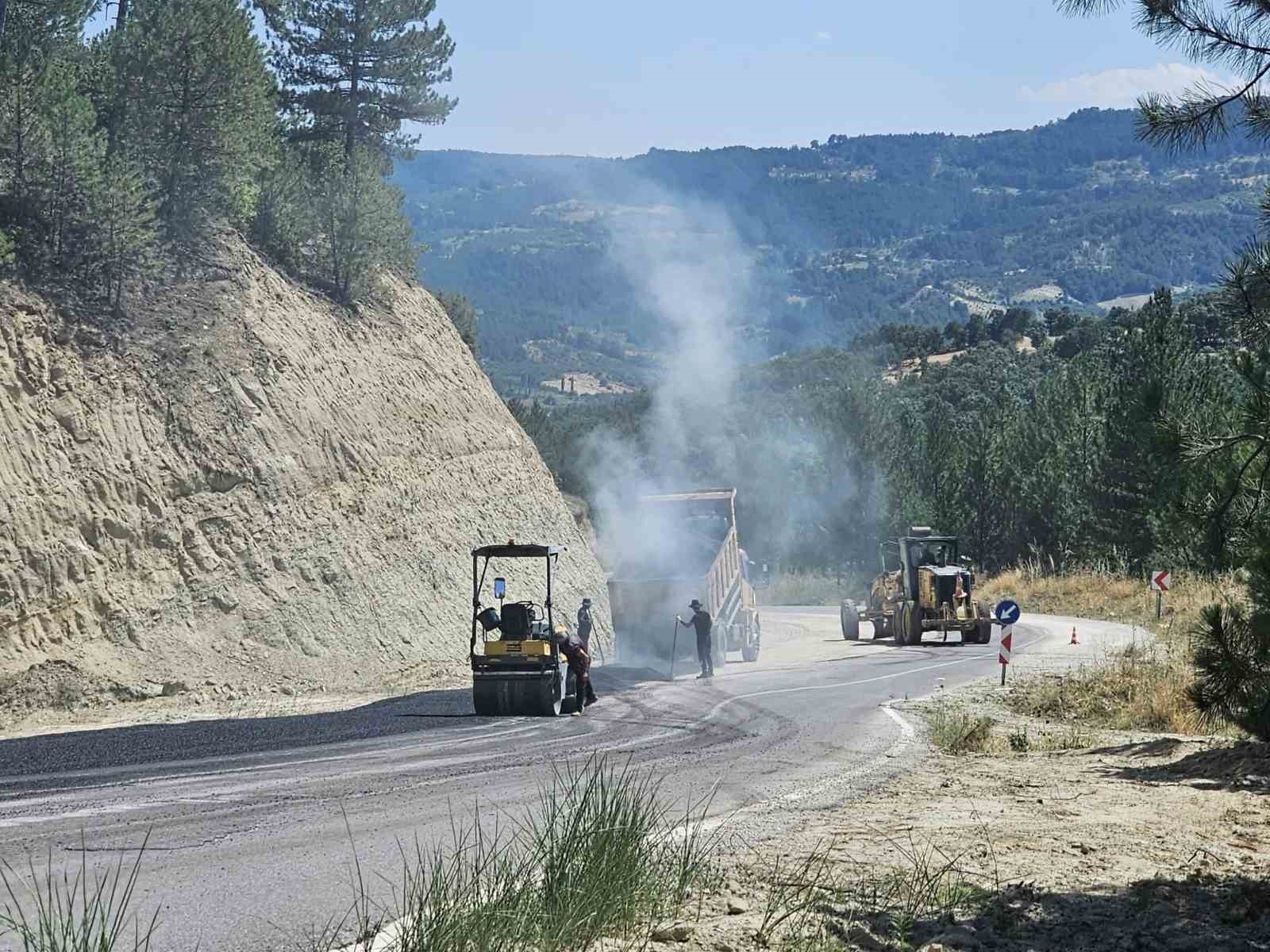 Şaphane Kaymakamı Boztaş asfalt çalışmalarını inceledi