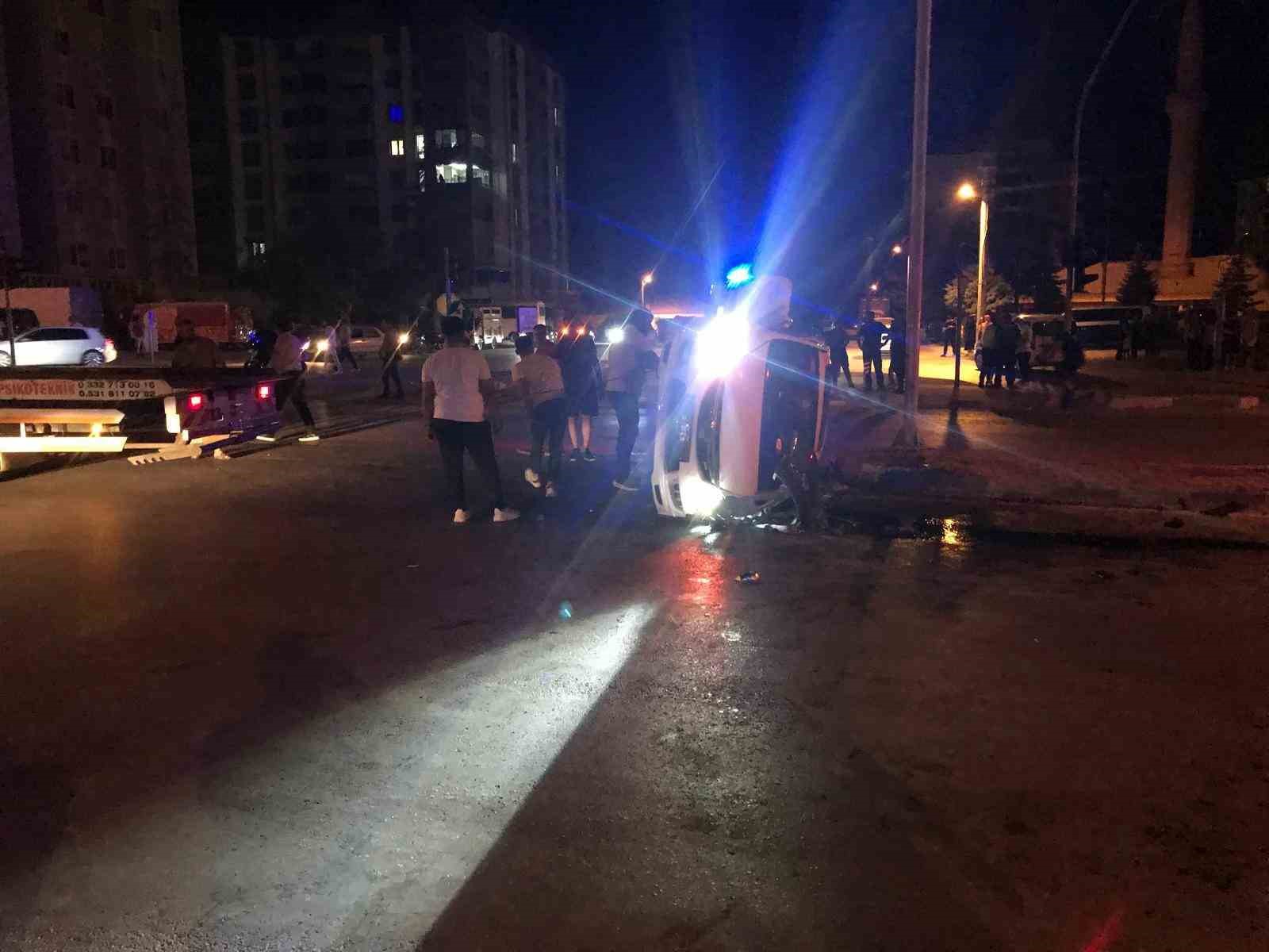 Otomobiller kavşakta çarpıştı: 2 yaralı