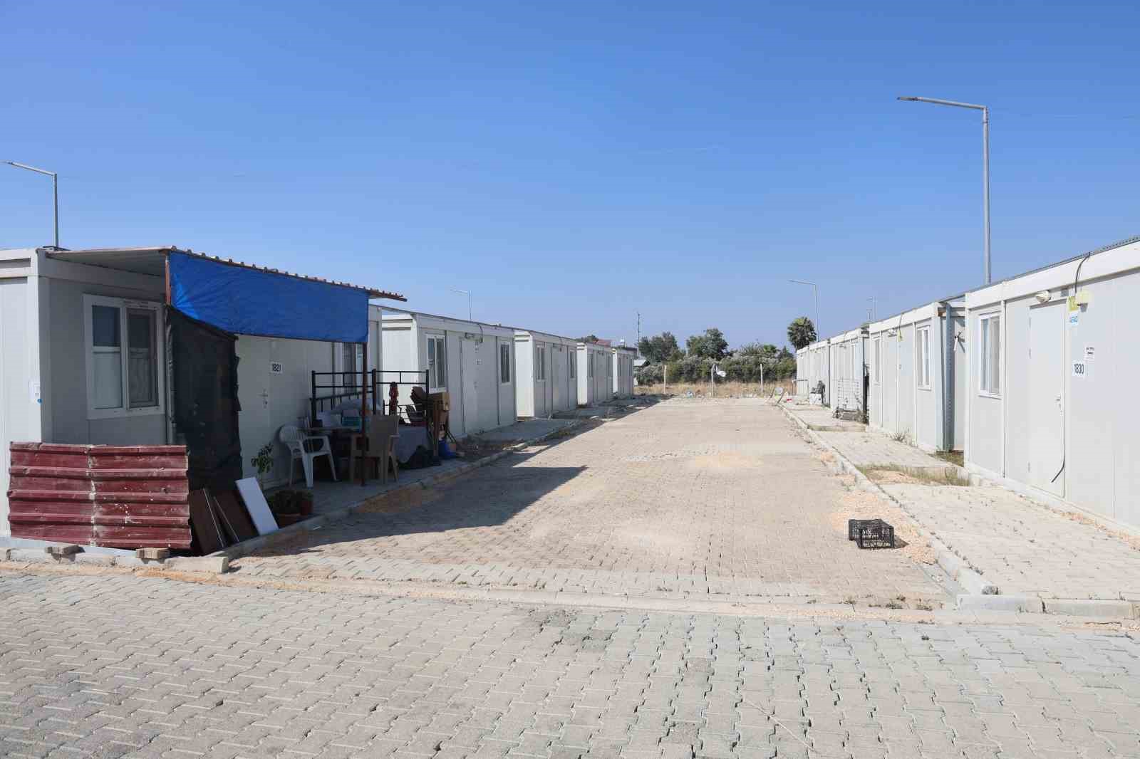 Firari maymun, ortalığı birbirine kattığı konteyner kentte kendisine ekmek vermek isteyen kadını yaraladı