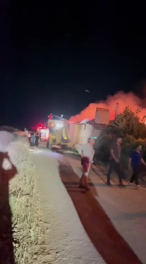 Denizli’de alevlerin sardığı ahır küle döndü