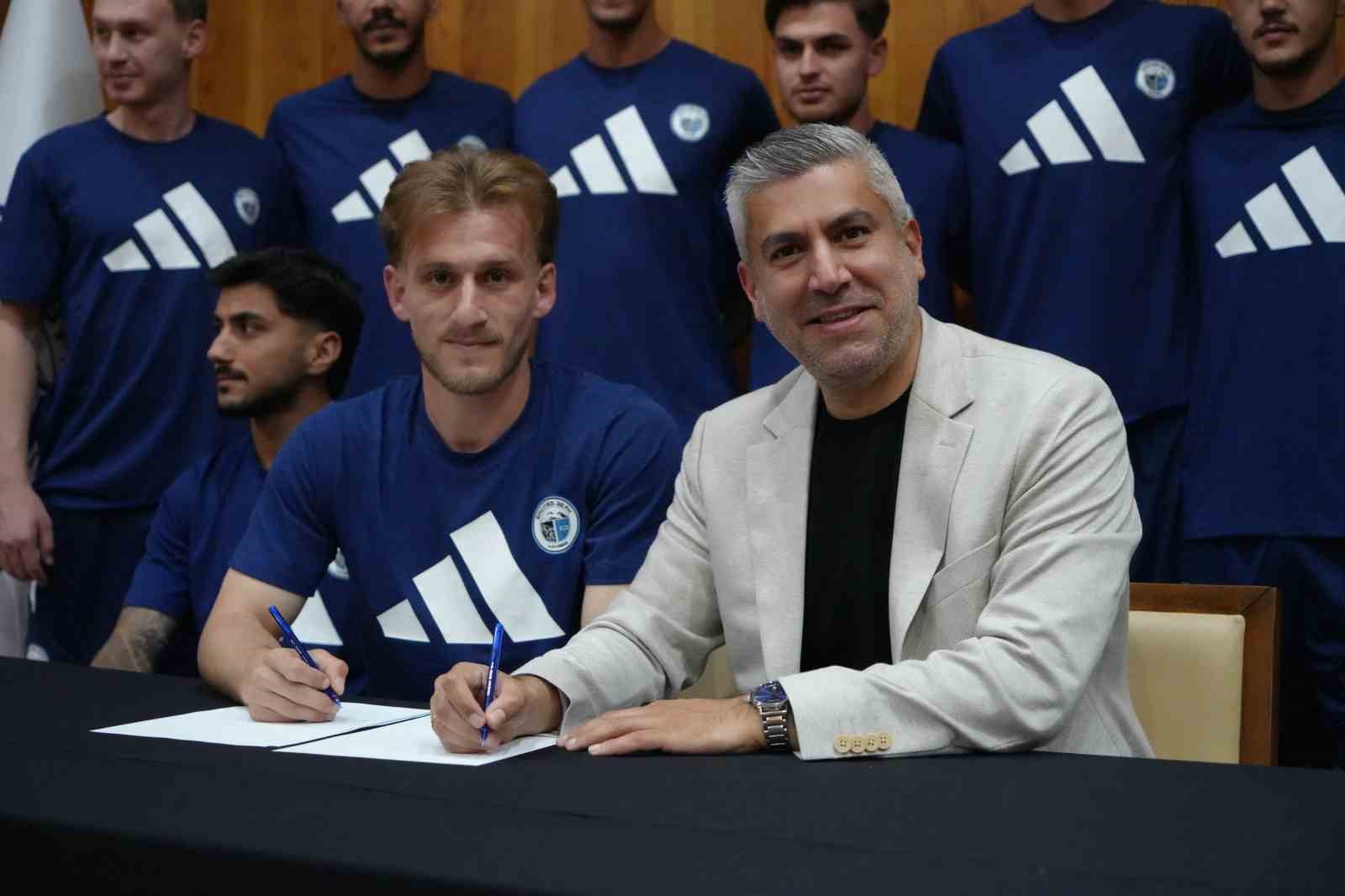 Erciyes 38 FK’dan, Bolu kampında 11 yeni transferi için imza töreni