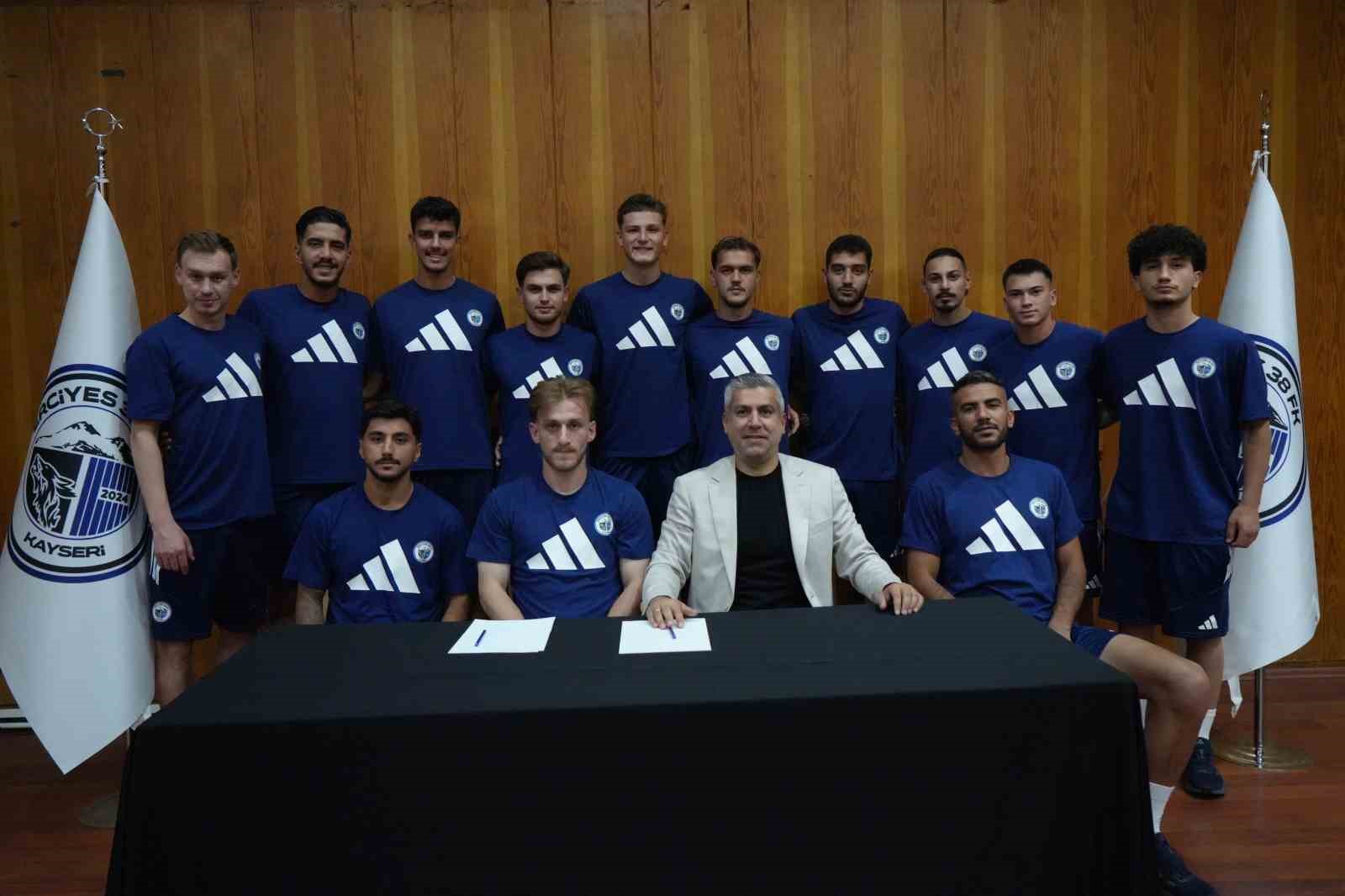 Erciyes 38 FK’dan, Bolu kampında 11 yeni transferi için imza töreni