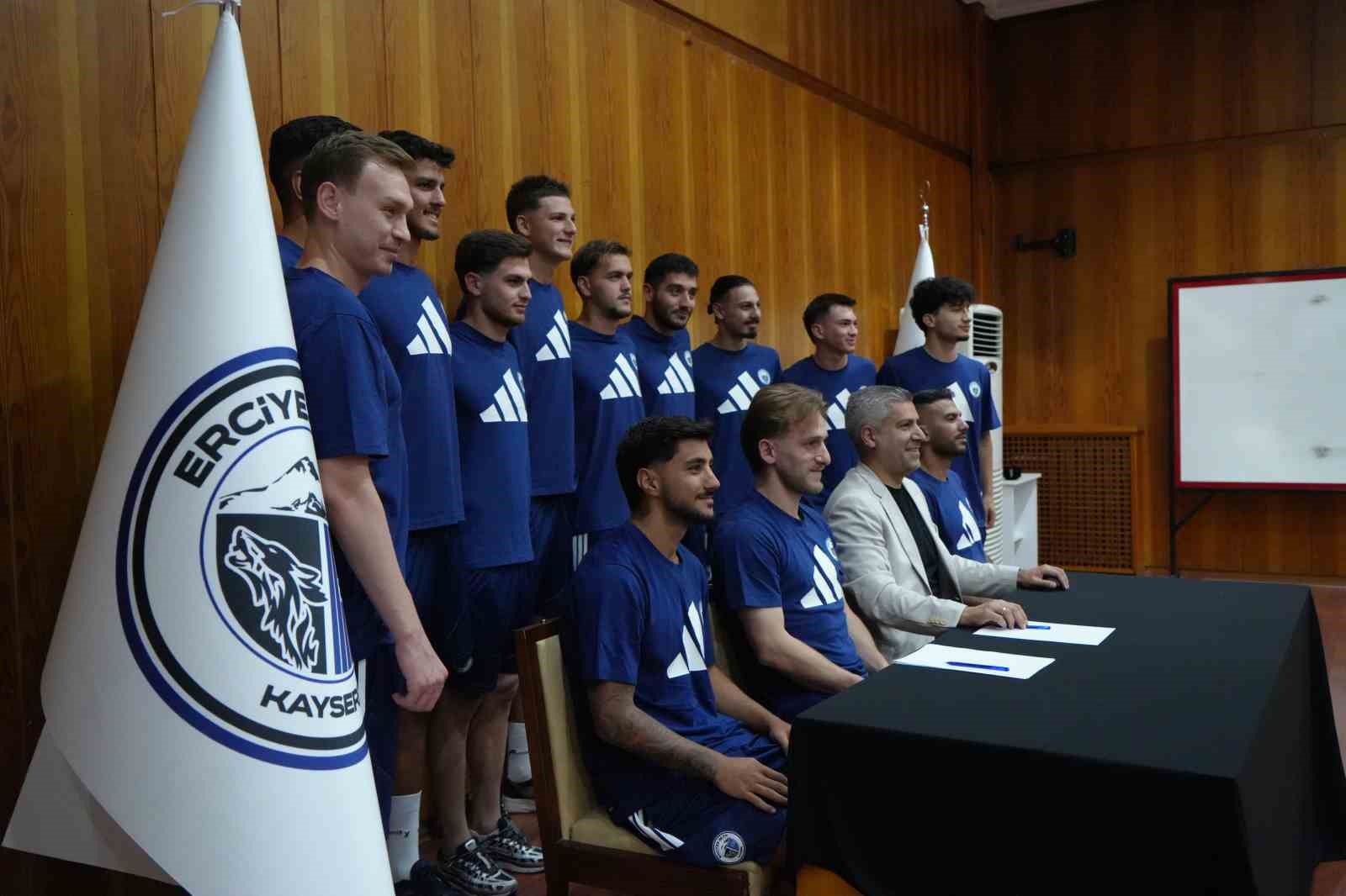 Erciyes 38 FK’dan, Bolu kampında 11 yeni transferi için imza töreni