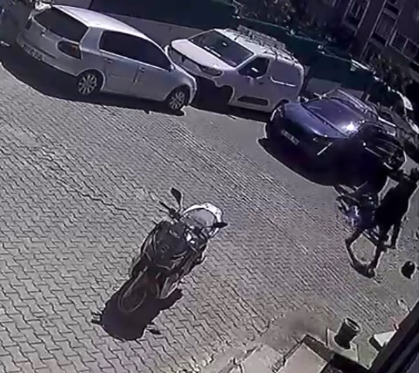 Çukurdan kaçmak için yavaşlayan motosikletliyi böyle darp etti