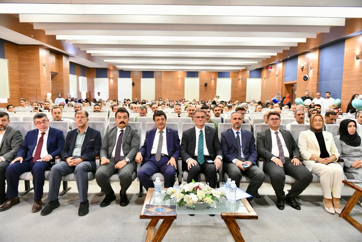 Van’da 1 yılda hafız olan 7 kız öğrenci için taç giydirme töreni düzenlendi