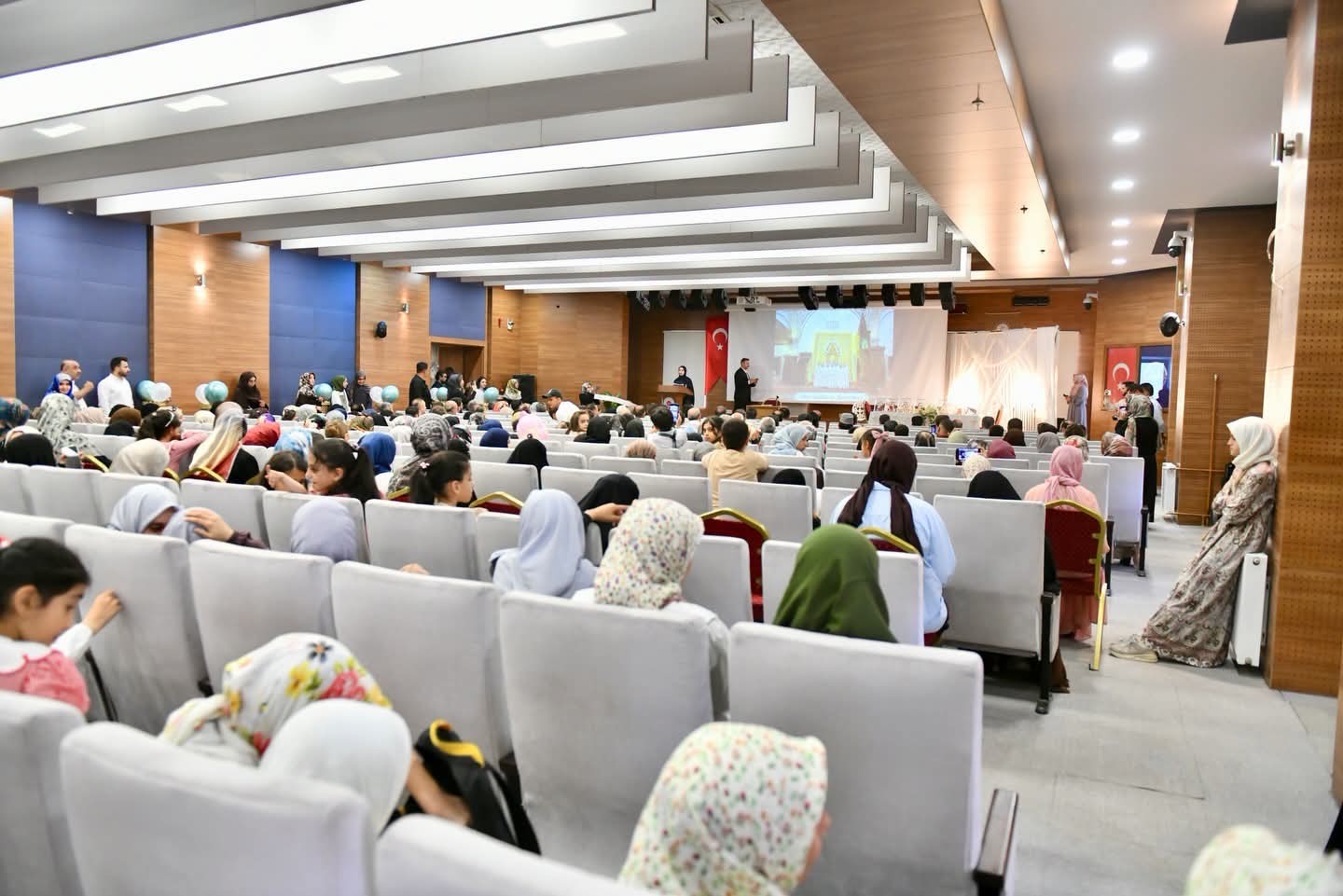 Van’da 1 yılda hafız olan 7 kız öğrenci için taç giydirme töreni düzenlendi