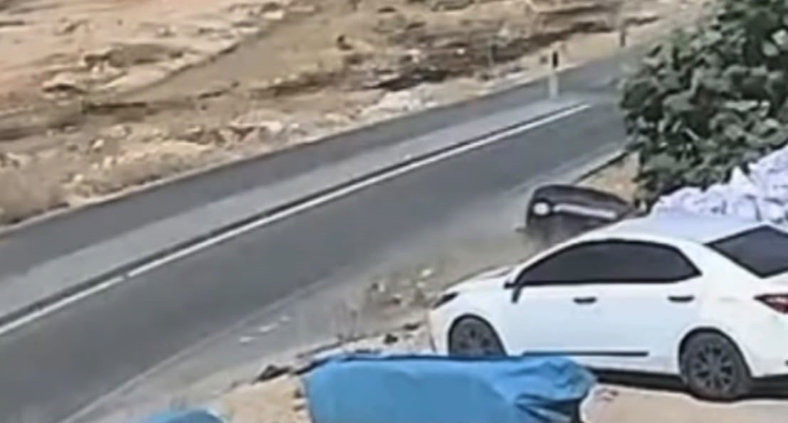 Gaziantep’te kontrolden çıkan araç menfezde ters döndü: Kaza kamerada