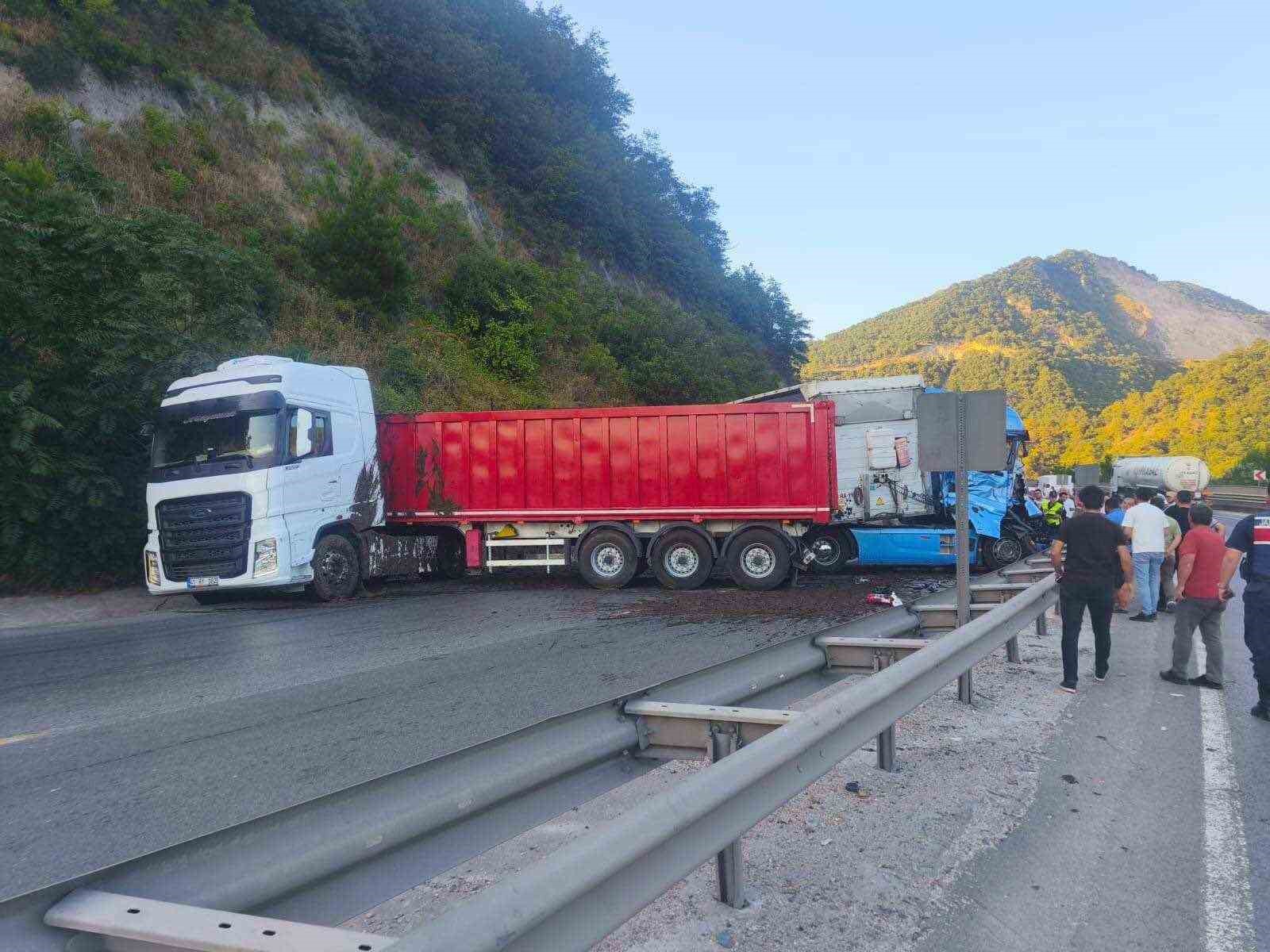 Bilecik’te aynı istikamette seyreden 2 tır çarpıştı, 1 kişi yaralandı