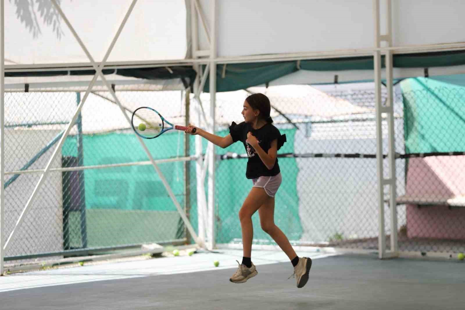 Menteşe’de tenis heyecanı başladı