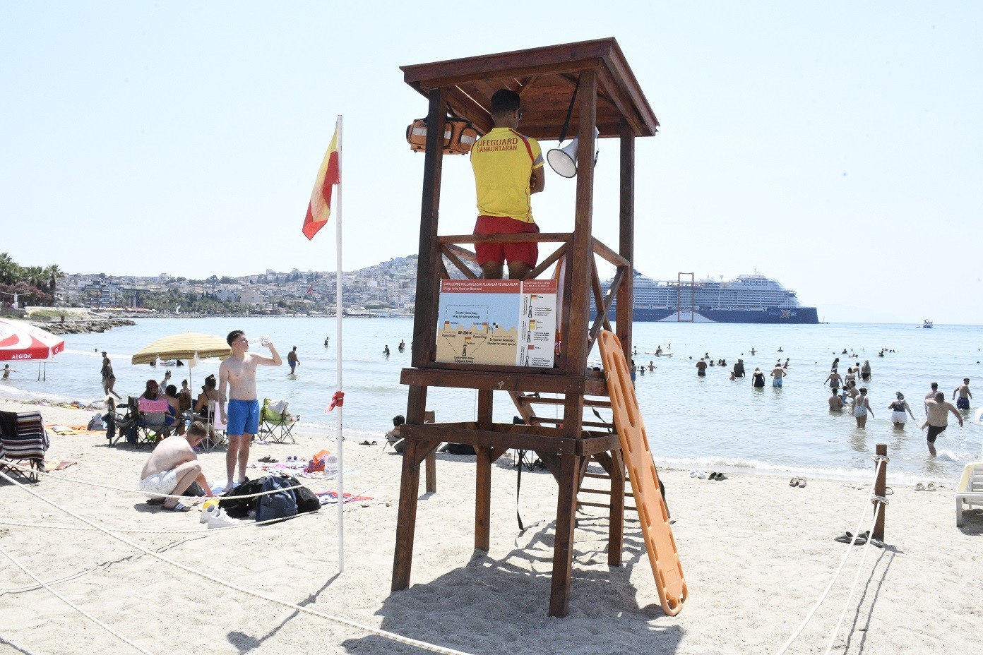 Kuşadası sahillerinde güvenlik ön planda