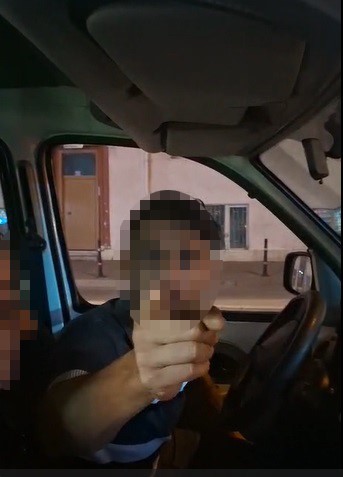 Motosiklet sürücüsüne yumruklu saldırı kamerada
