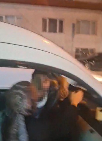 Motosiklet sürücüsüne yumruklu saldırı kamerada