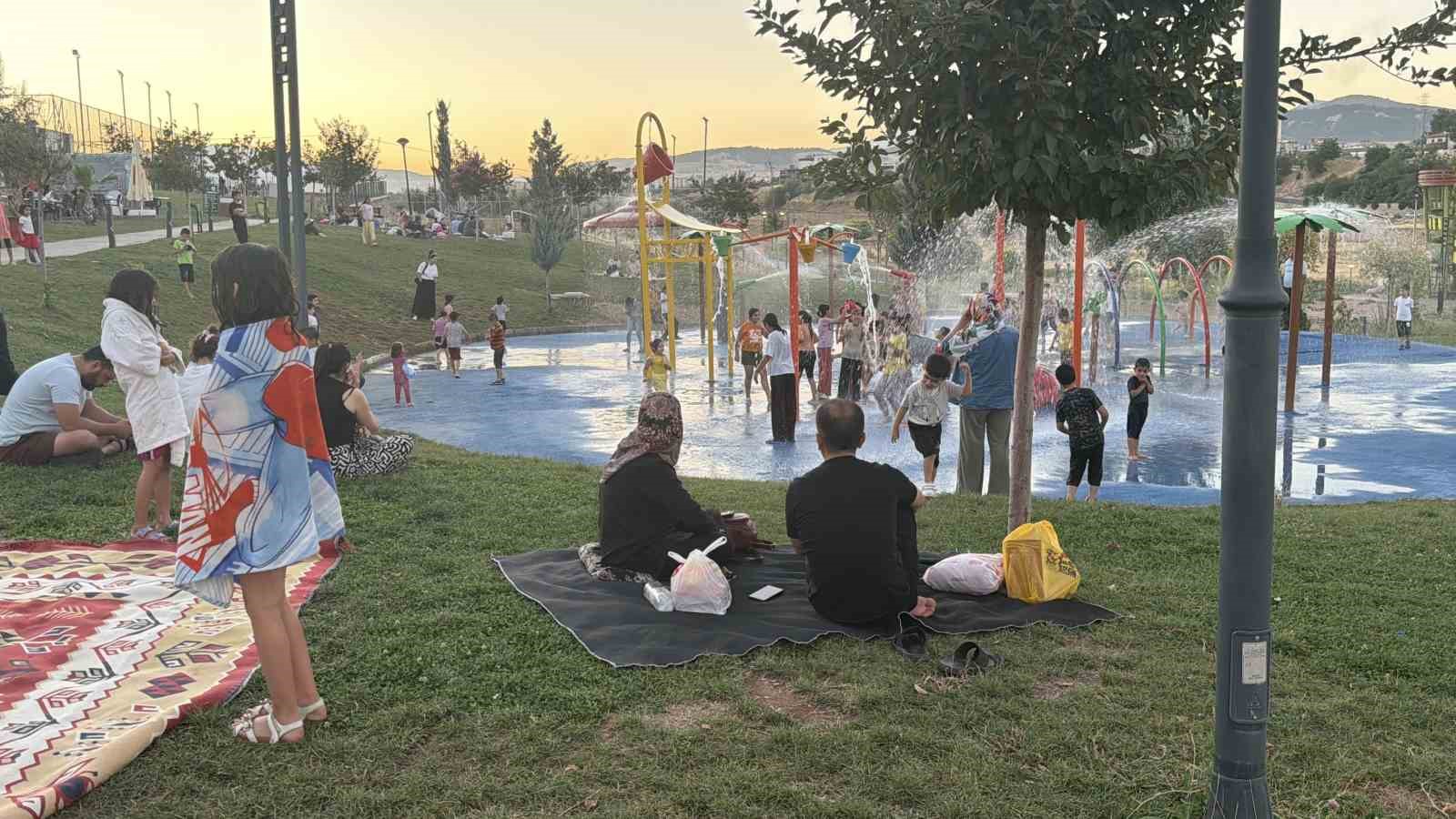Kavurucu sıcakta çocukların serinlik adresi su oyun parkları
