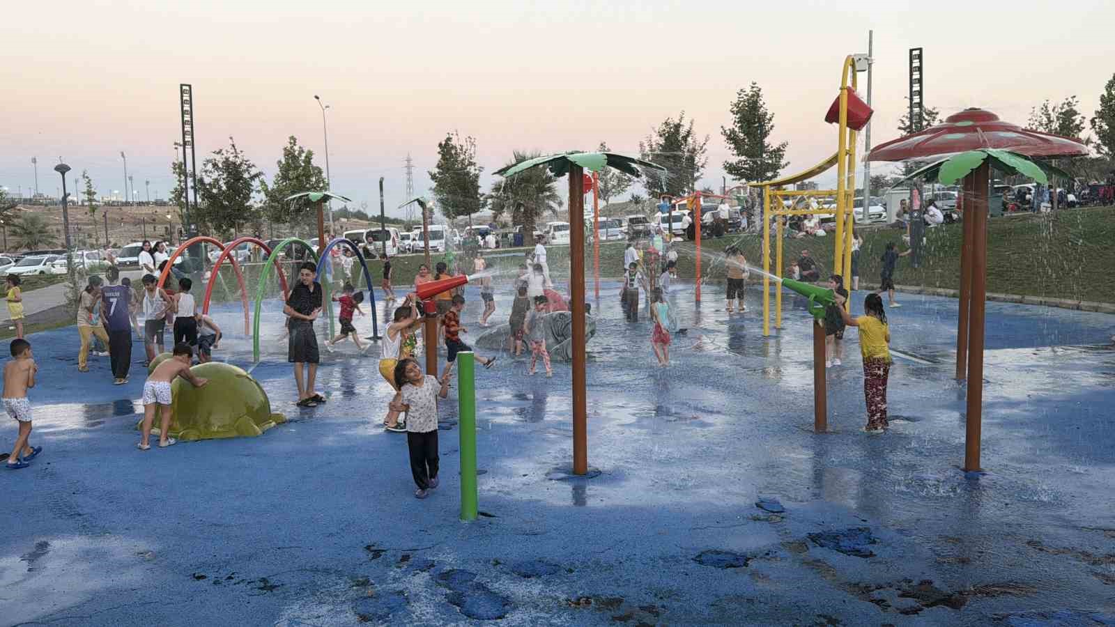 Kavurucu sıcakta çocukların serinlik adresi su oyun parkları