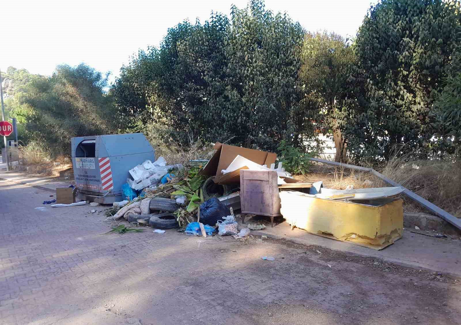 Bahçe atıkları ve molozlar Marmaris’i çöplüğe çeviriyor