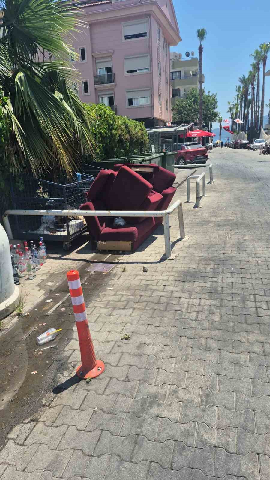 Bahçe atıkları ve molozlar Marmaris’i çöplüğe çeviriyor