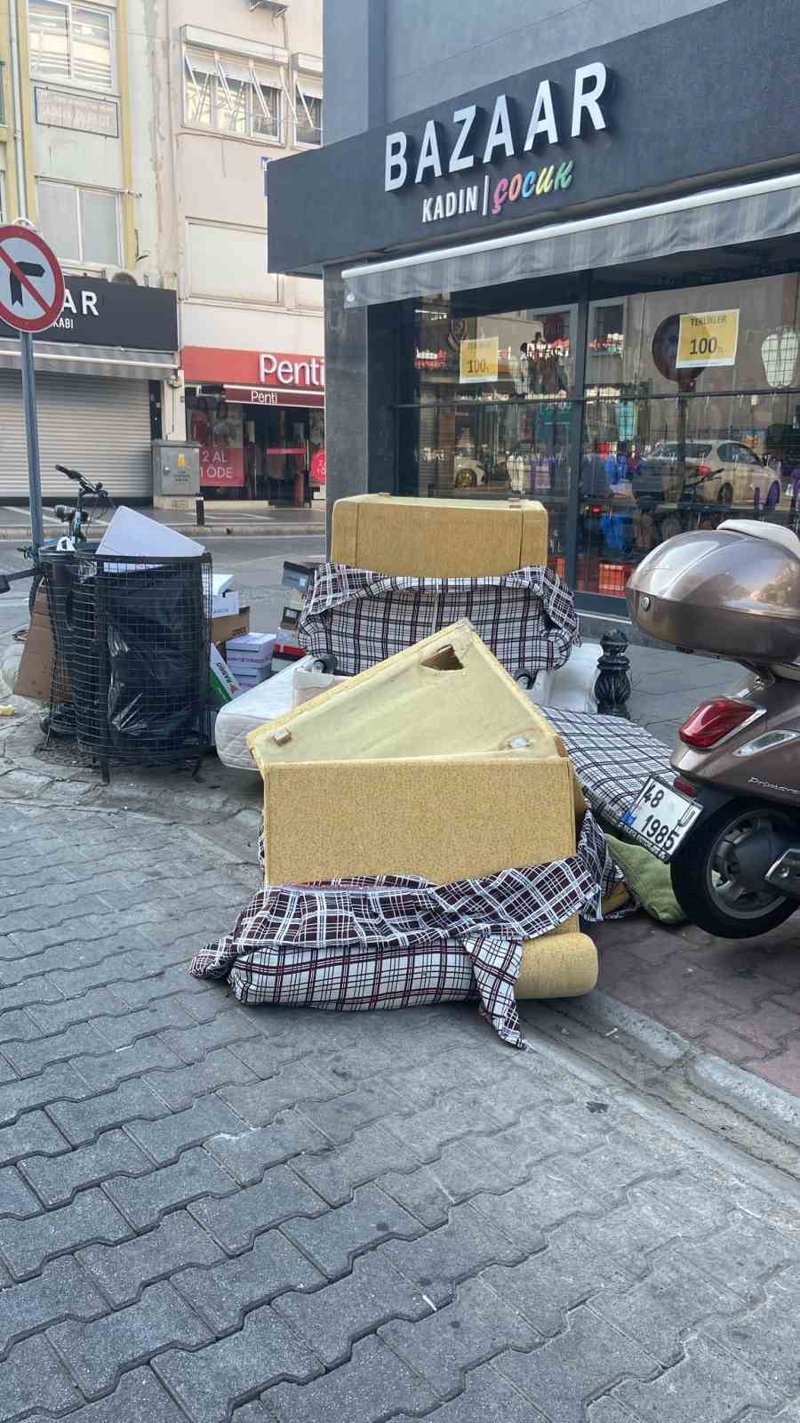 Bahçe atıkları ve molozlar Marmaris’i çöplüğe çeviriyor