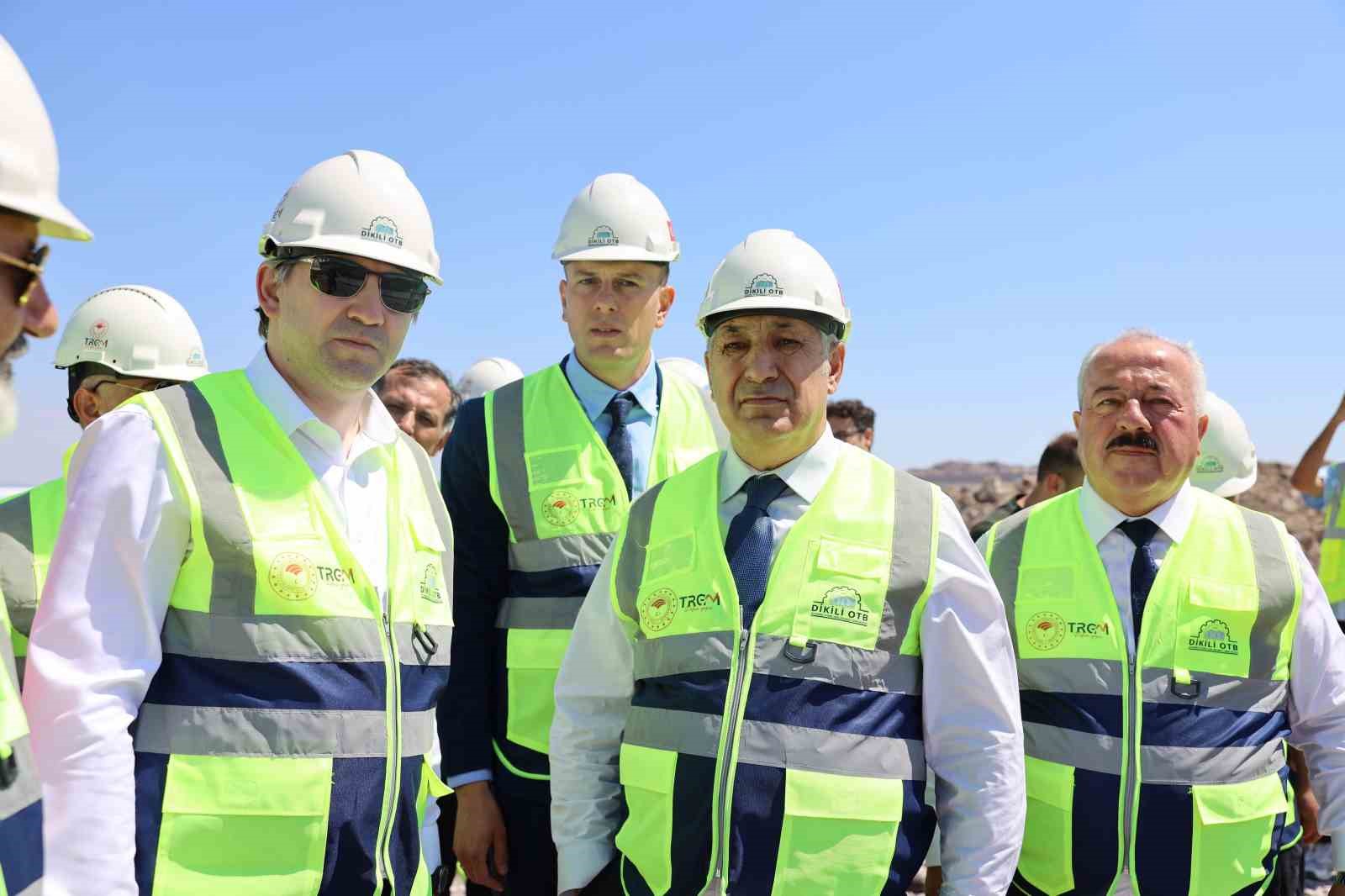 Dikili Jeotermal Isıtmalı Sera Organize Tarım Bölgesi’nde ilk ruhsatlar yatırımcılara teslim edildi