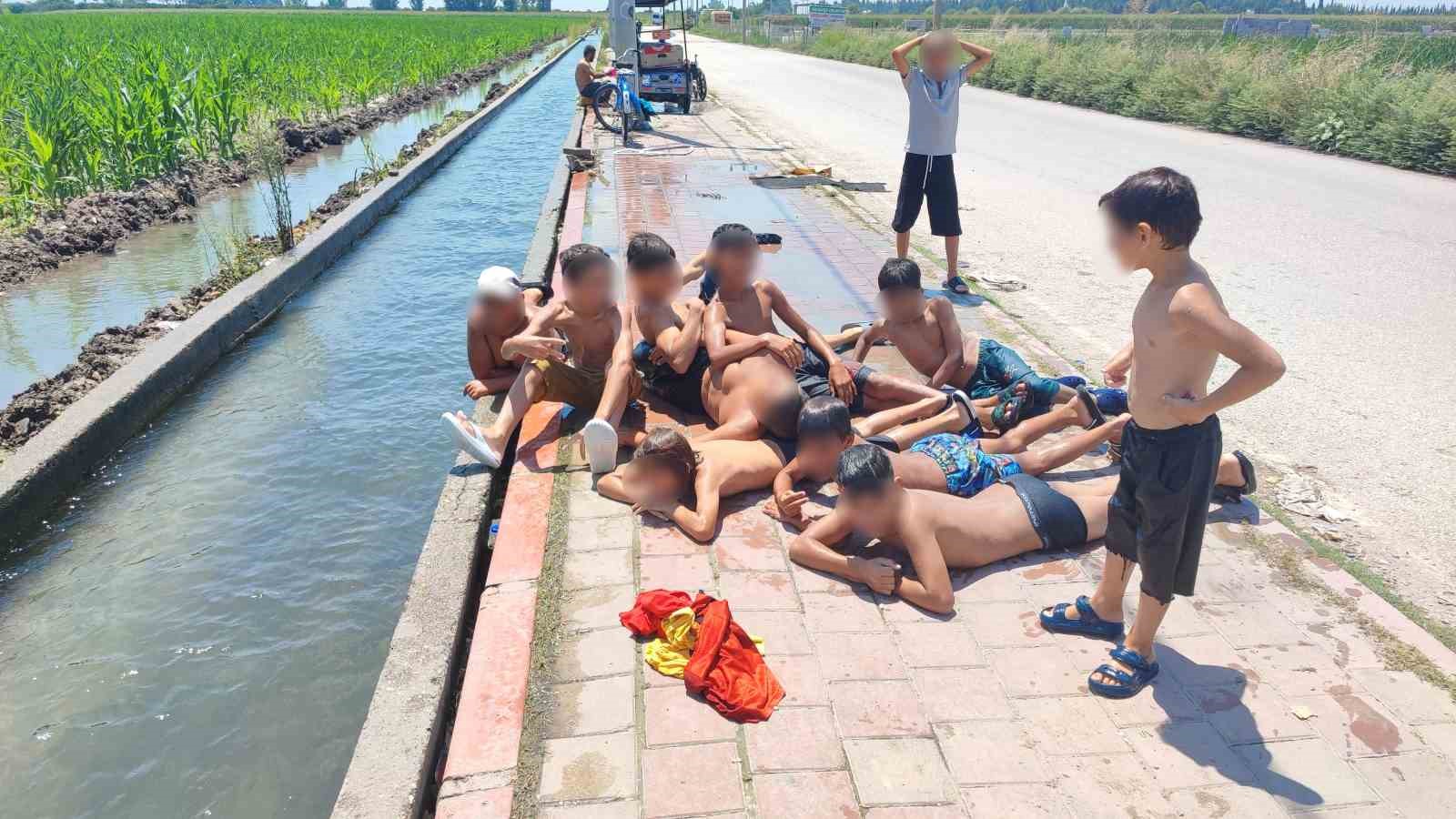 Adana’da çocukların kanal keyfi: Kaldırım plaja döndü