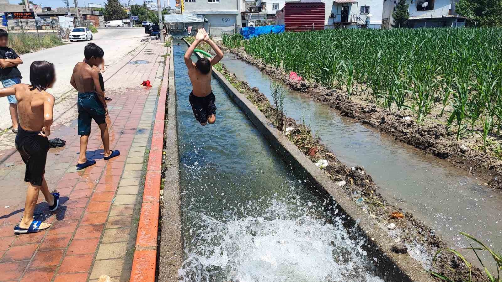 Adana’da çocukların kanal keyfi: Kaldırım plaja döndü