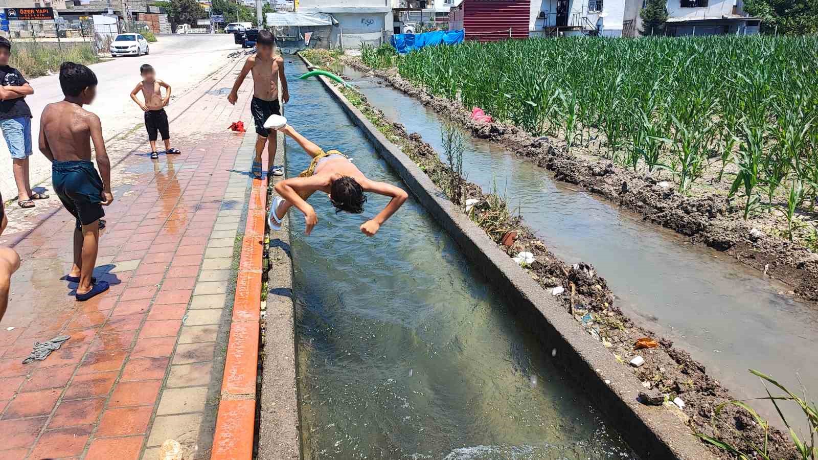 Adana’da çocukların kanal keyfi: Kaldırım plaja döndü