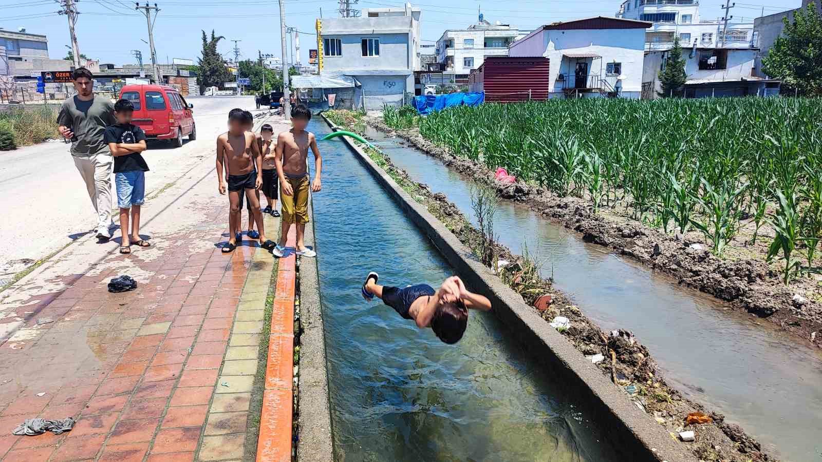 Adana’da çocukların kanal keyfi: Kaldırım plaja döndü
