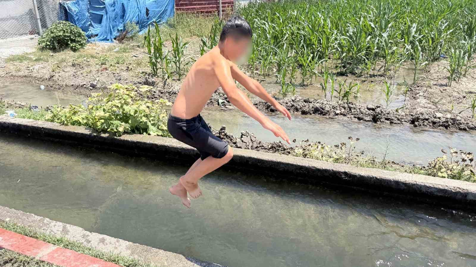 Adana’da çocukların kanal keyfi: Kaldırım plaja döndü