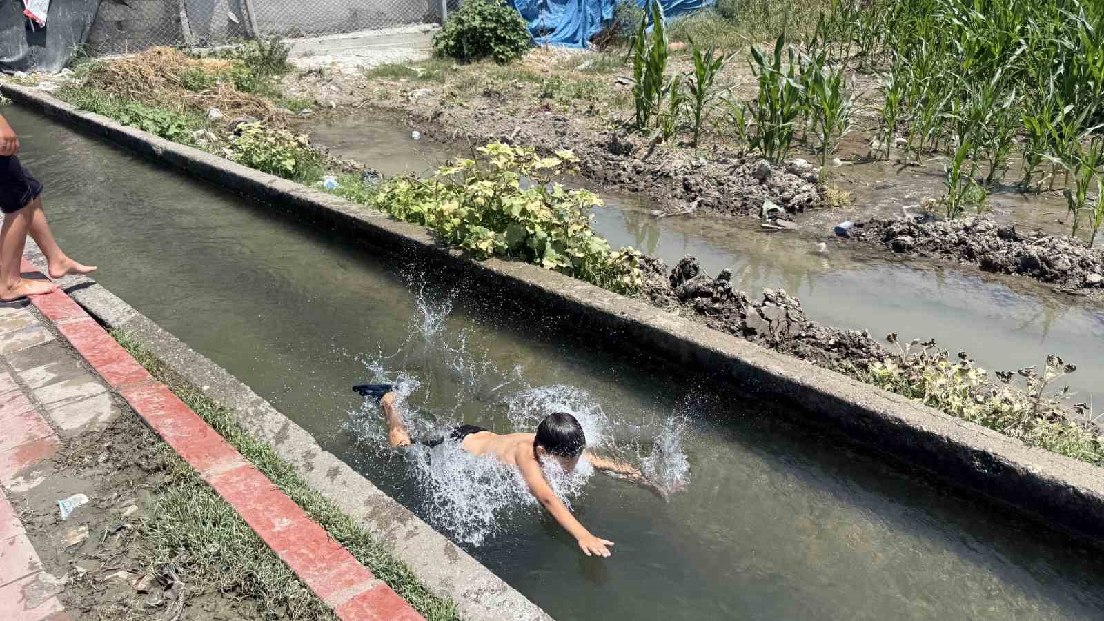 Adana’da çocukların kanal keyfi: Kaldırım plaja döndü
