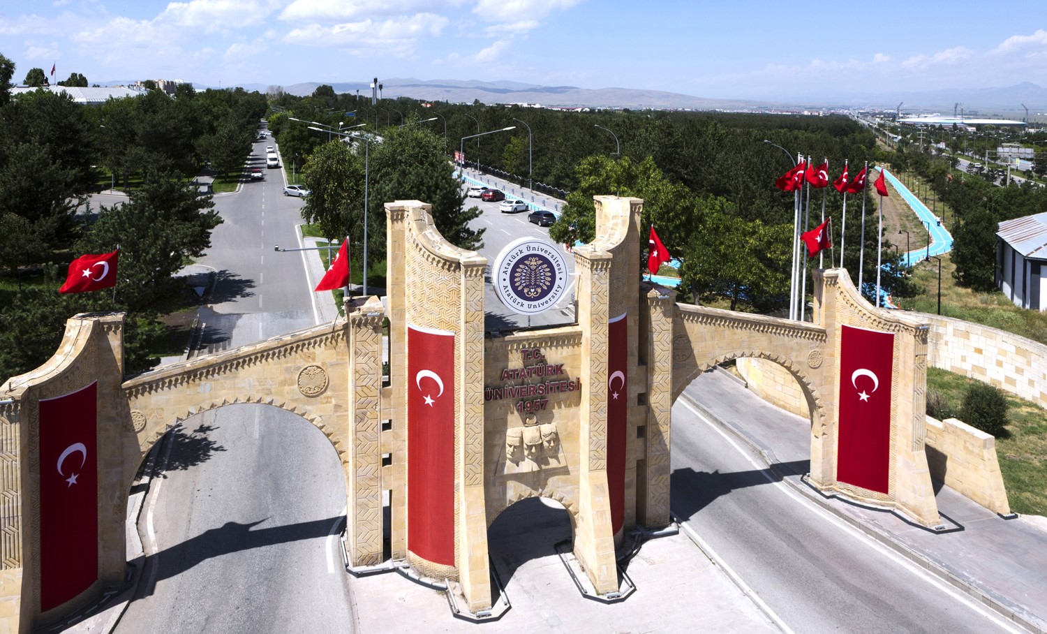 Başkan Sekmen gençlere seslendi: "Bilim ve irfanın beşiği Erzurum eğitimde de bir fırsatlar şehridir"