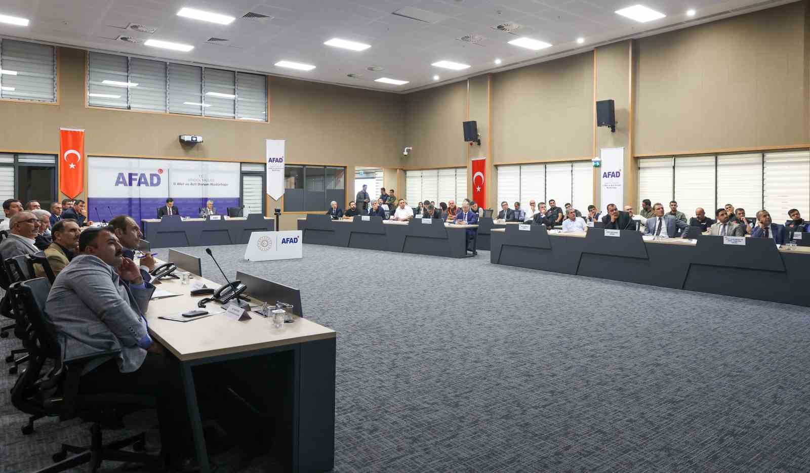Vali Çelik: "Ruhsatsız ve ruhsata aykırı hiçbir yapıya müsaade etmemeliyiz"