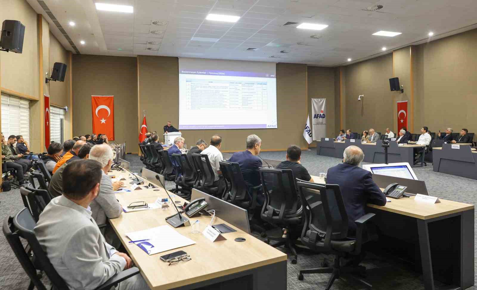 Vali Çelik: "Ruhsatsız ve ruhsata aykırı hiçbir yapıya müsaade etmemeliyiz"