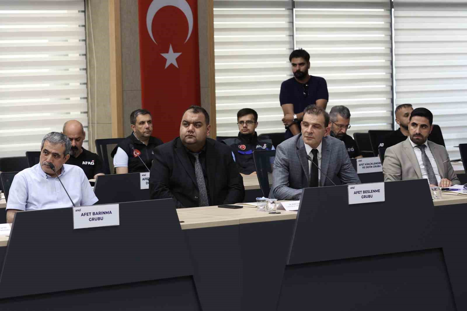 Vali Çelik: "Ruhsatsız ve ruhsata aykırı hiçbir yapıya müsaade etmemeliyiz"