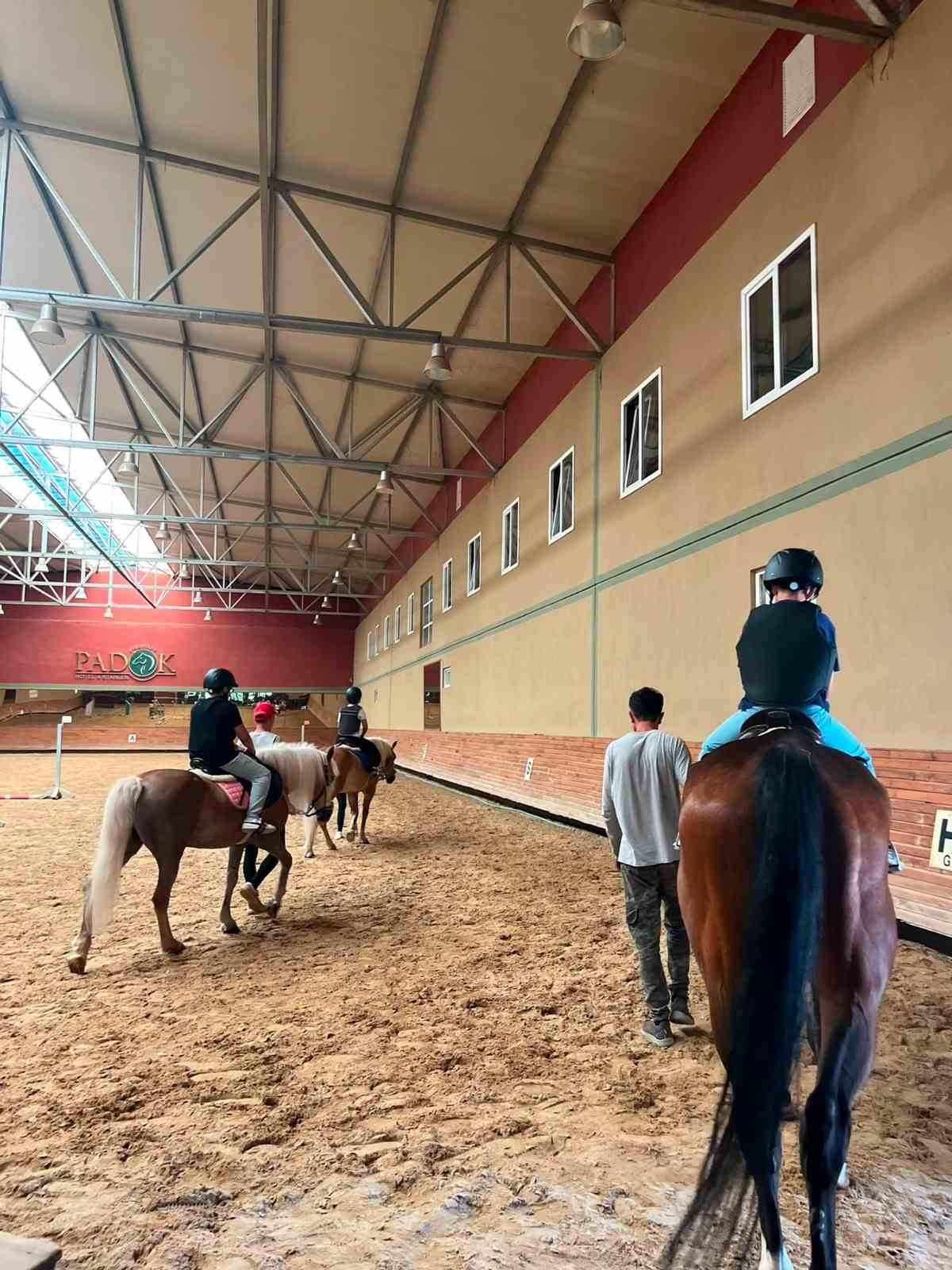 Büyükşehir çocukları doğayla ve atlarla buluşturuyor