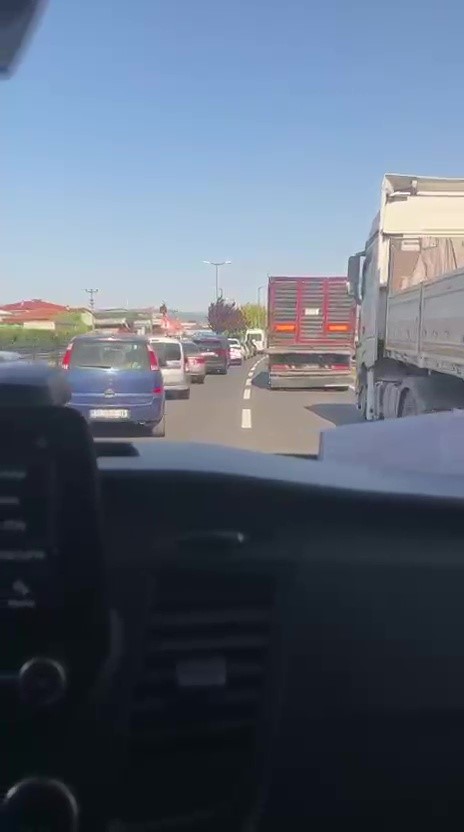 Ambulansa yol vermek için fermuar sistemini uyguladıyar
