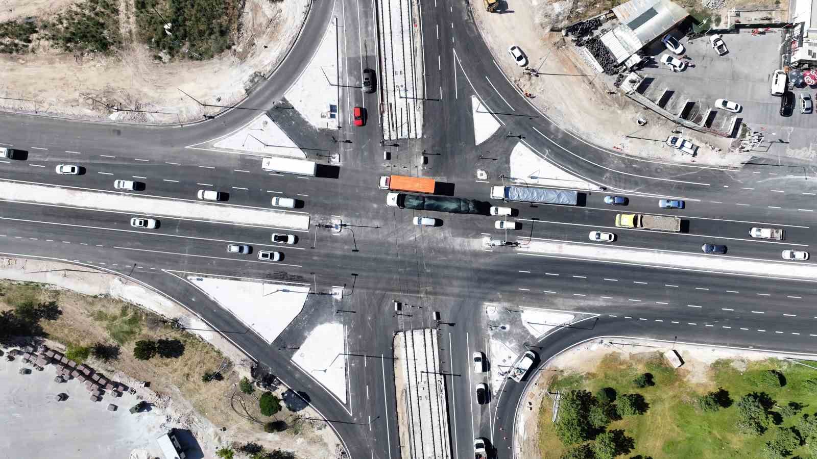 Konya Büyükşehir, ’Şehir Hastanesi-Yeni Sanayi Sitesi’ tramvay hattı güzergahındaki bölgelerin yol altyapısını güçlendiriyor