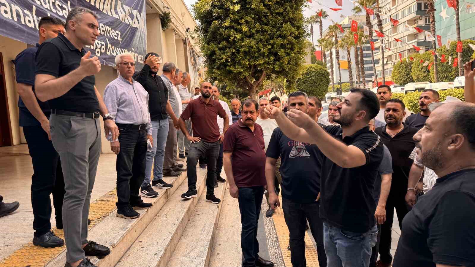 Yaşlı kadın mağdur oldu, şoförler protesto etti
