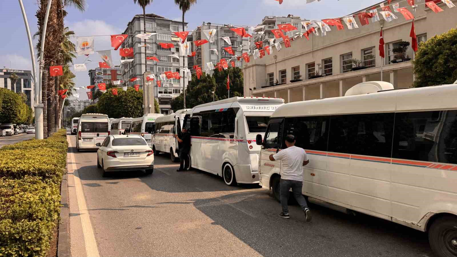 Yaşlı kadın mağdur oldu, şoförler protesto etti