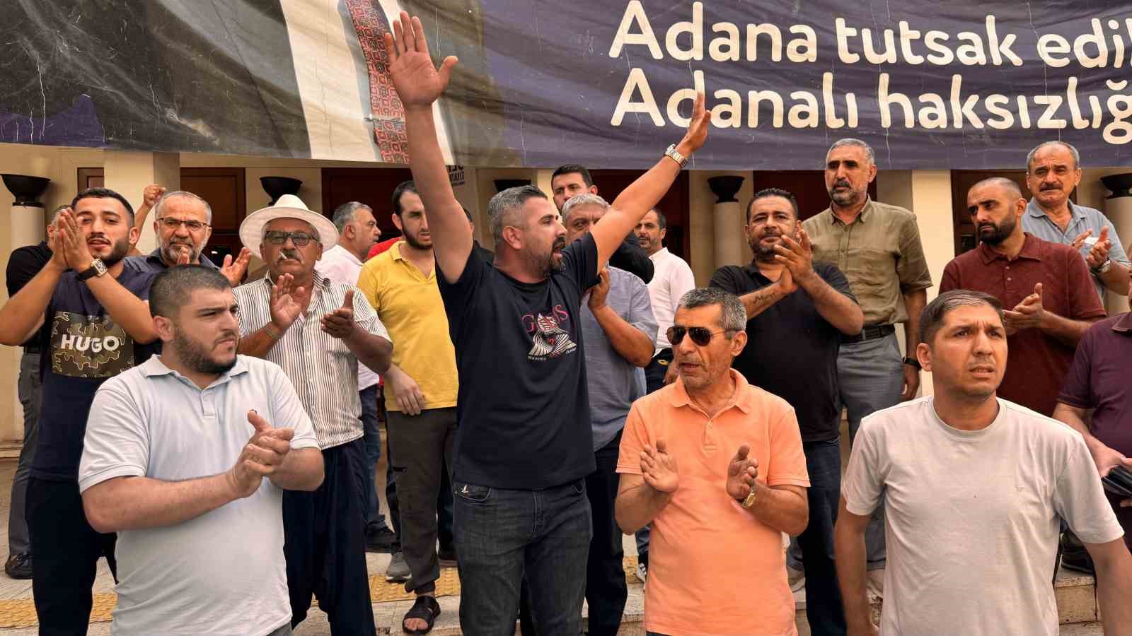 Yaşlı kadın mağdur oldu, şoförler protesto etti