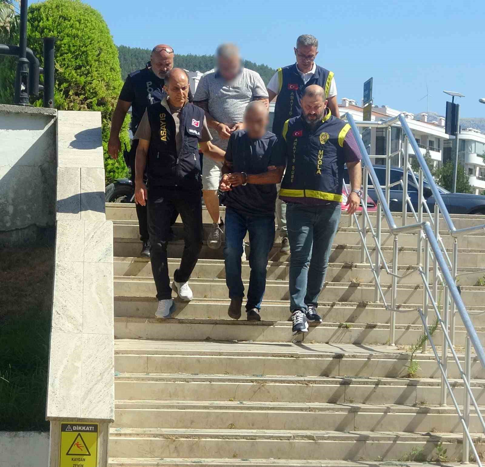 FETÖ’den ihraç edilen eski emniyet müdürü parke taşı hırsızlığı yaptı